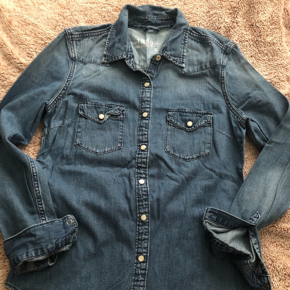 Gap button down jean shirt 🌸